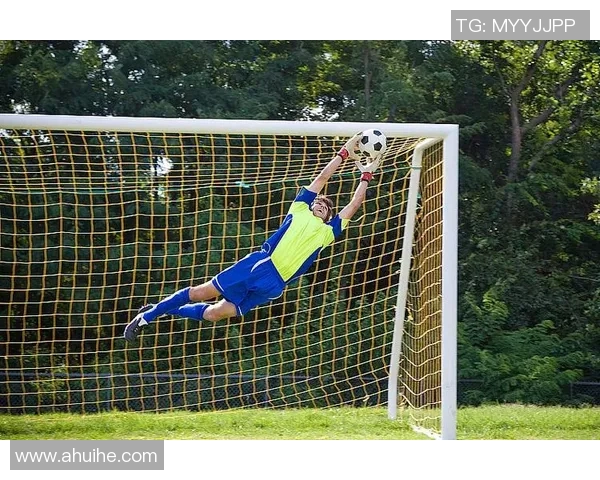 足球巨星对决智能守门员 激烈挑战展示无尽技术与速度