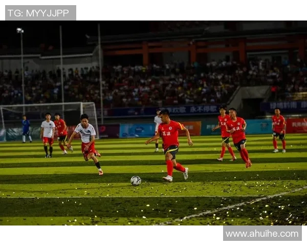 绿茵飞驰瞬间定格展现足球球星全力冲刺的速度与激情